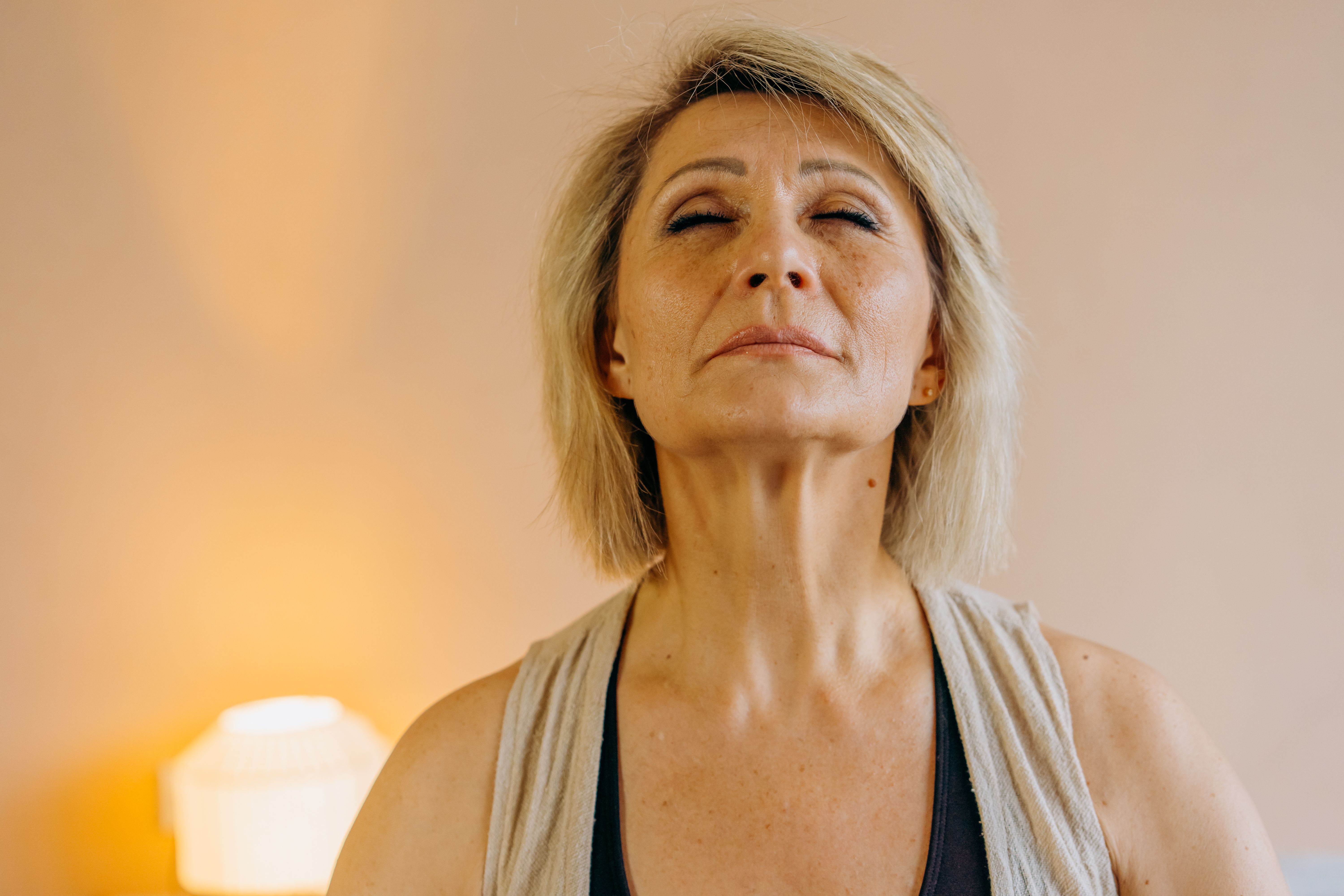 Frau macht Atemübung, Schlucktherapie