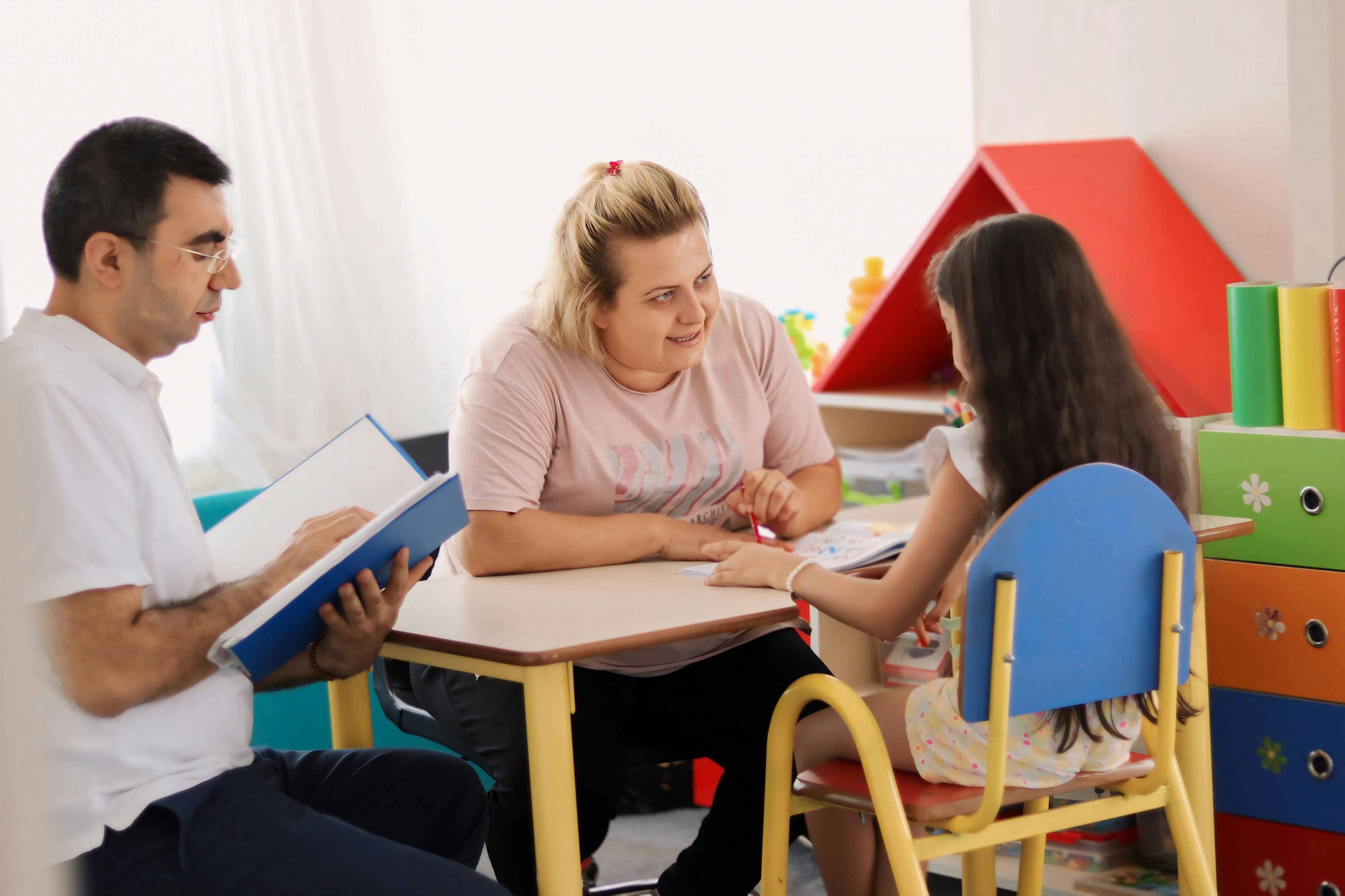 Sprachtherapie mit Eltern und einer Logopädin